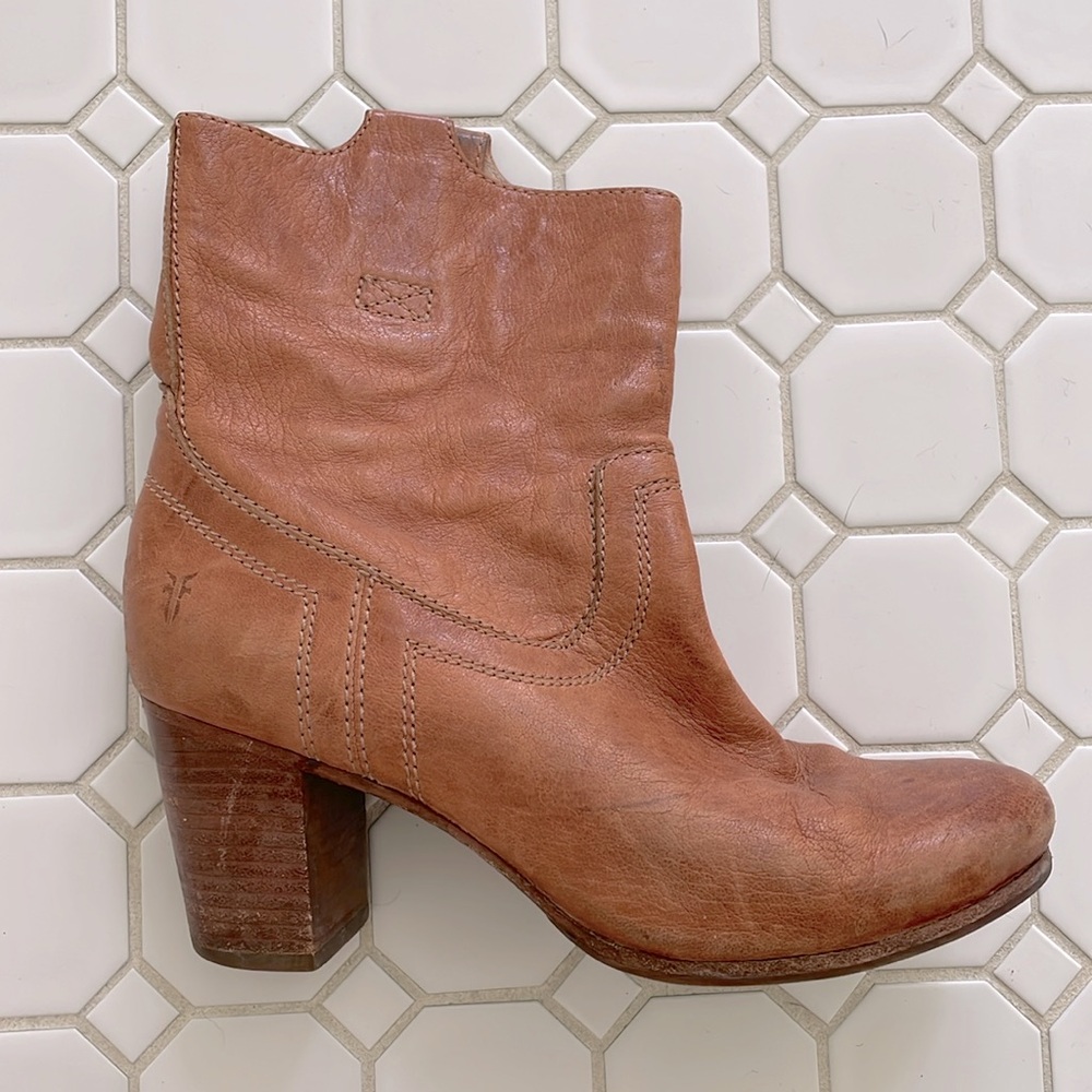 Frye Women’s Carson mid heel short boots